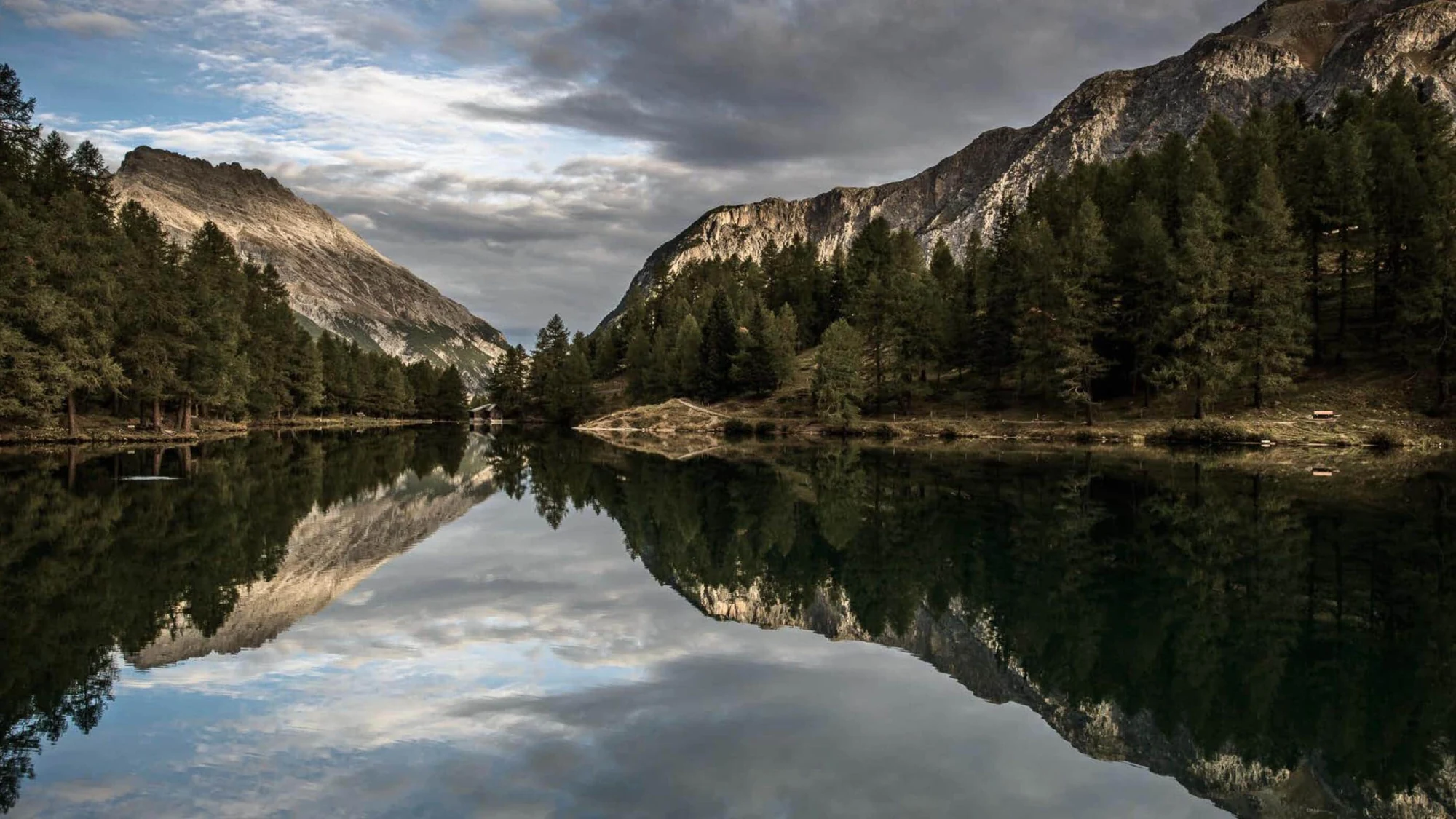 Bergsee mit gespiegelten Felswänden, Bild aus dem Erscheinungsbild der Rational Invest AG